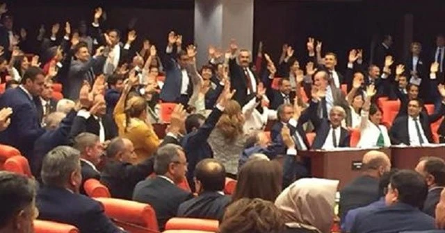 MHP ile HDP'nin el ele verdiği anın fotoğraf