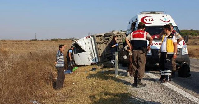 Mültecileri taşıyan minibüs kaza yaptı, 17 yaralı