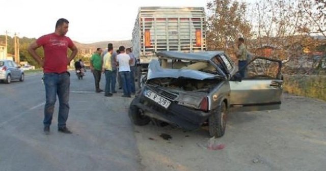 Otomobil park halindeki TIR&#039;a çarptı, 1 yaralı