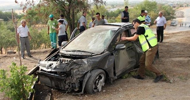 Otomobil yayaların arasına daldı, 3 ölü, 2 yaralı