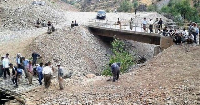 PKK köprüyü yıktı, vatandaşlar yenisini yaptı