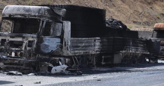 PKK&#039;lıların ateşe verdiği araçlar hurda yağınına döndü