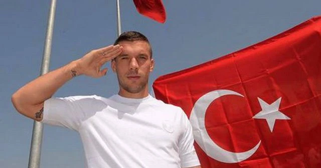 Podolski'den asker selamı