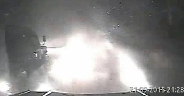 Polis aracına bombalı saldırı anı böyle görüntülendi