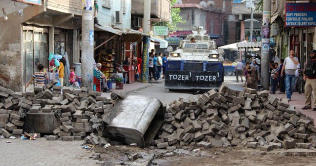 Polis Diyarbakır&#039;daki barikatları dozerlerle yıktı