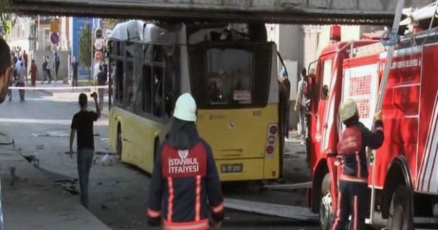 Polisleri taşıyan otobüs alt geçide çarptı