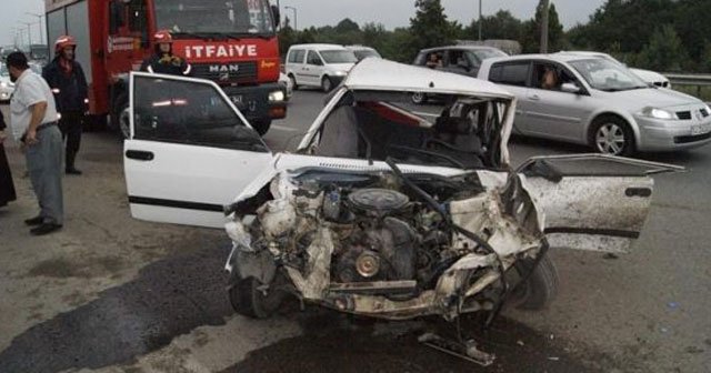 Sakarya&#039;da otomobil bariyerlere çarptı, 7 yaralı