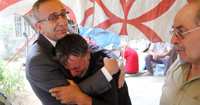 Şehit polisin babası emniyet müdürüne sarılarak ağladı