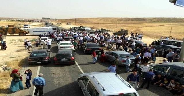 Selahattin Demirtaş&#039;ın konvoyu Mardin çıkışında durduruldu