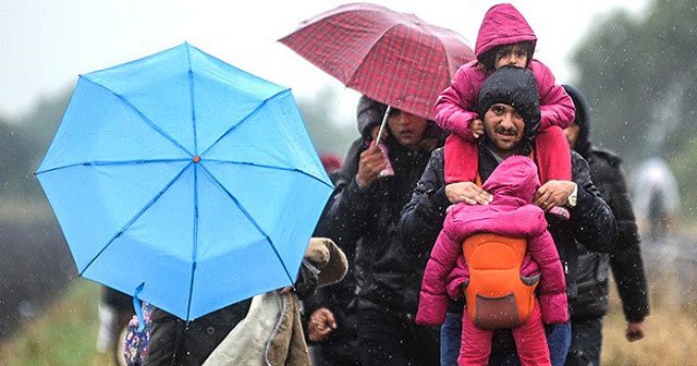 Sığınmacılara tekme atan kameraman yargılanacak