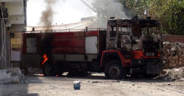 Silvan’da teröristler itfaiye aracını yaktı, bomba tuzakladı