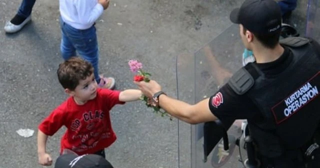 Suriyeli çocukların Türk polisi sevgisi