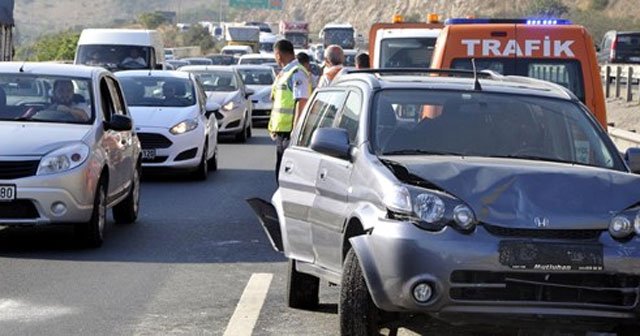 TEM&#039;de zincirleme kazada 7 araç çarpıştı, 12 yaralı