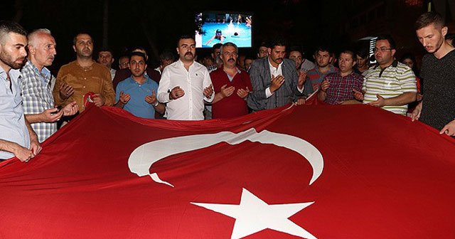 Terör saldırısı vatandaşlarca protesto edildi