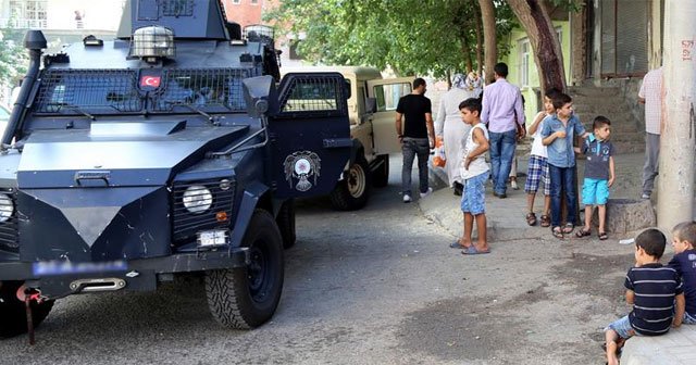 Teröristlerin attığı patlayıcı alışverişe giden çocuğu yaraladı