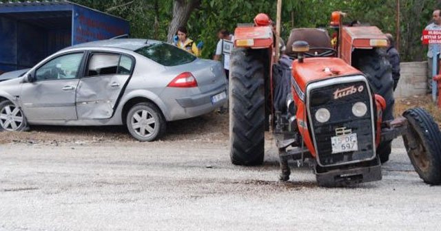 Traktör ile otomobil çarpıştı, 6 yaralı