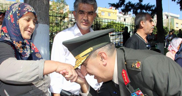 Tugay Komutanı şehit anne ve babalarının ellerini öptü