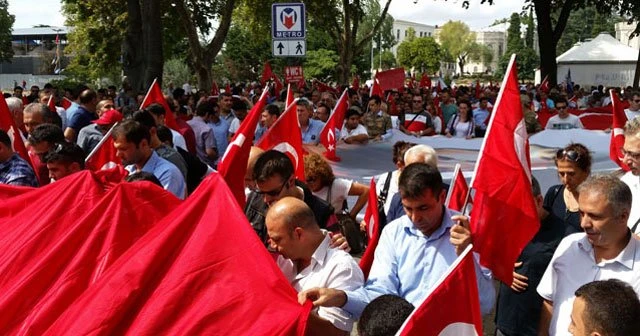 Türkiye Kamu-Sen üyeleri şehitler için yürüdü