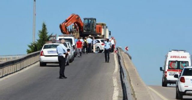 Üst geçitte freni boşalan TIR, 5 araca çarptı