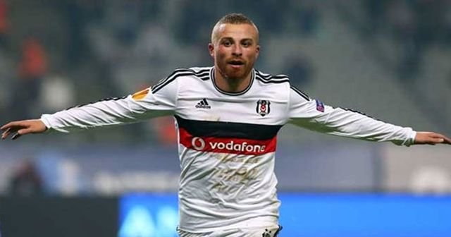 Yıldız futbolcu Gökhan Töre Beşiktaş tarihine geçti