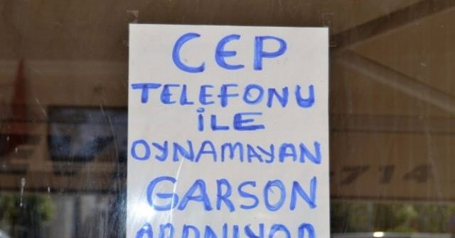 &#039;Cep telefonu ile oynamayan garson aranıyor&#039;