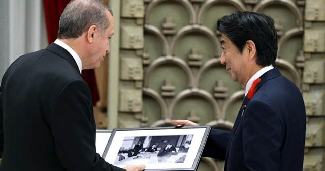 Abe, Erdoğan’a Adnan Menderes’in fotoğrafını hediye etti