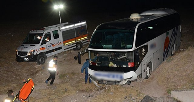 Aksaray&#039;da otobüs şarampole yuvarlandı, 19 yaralı