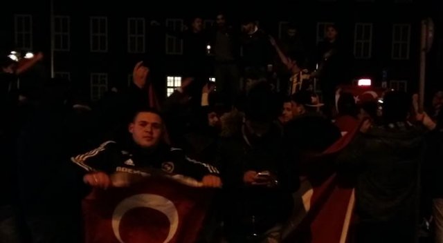 Almanya&#039;da yaşayan gurbetçiler sokağa döküldü