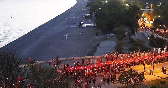 Antalya&#039;da 600 metrelik Türk bayrağı açıldı