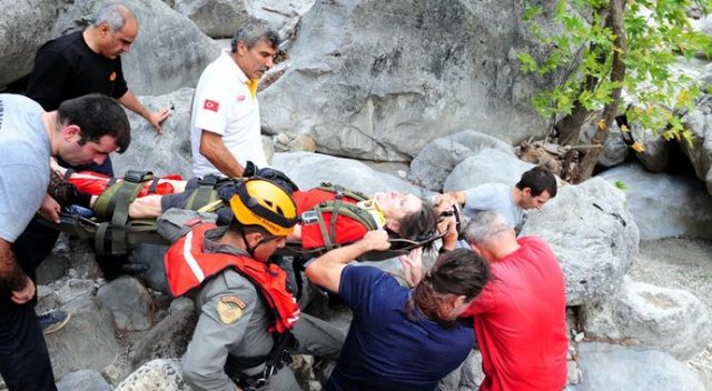 Antalya&#039;da kanyonda mahsur kalan turist kurtarıldı