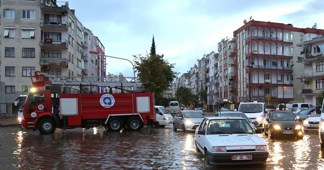 Antalya&#039;da sağanak yağış hayatı olumsuz etkiledi