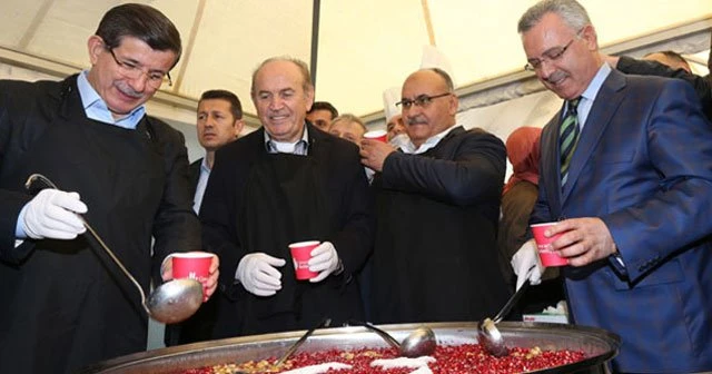 Başbakan Davutoğlu vatandaşlara aşure dağıttı