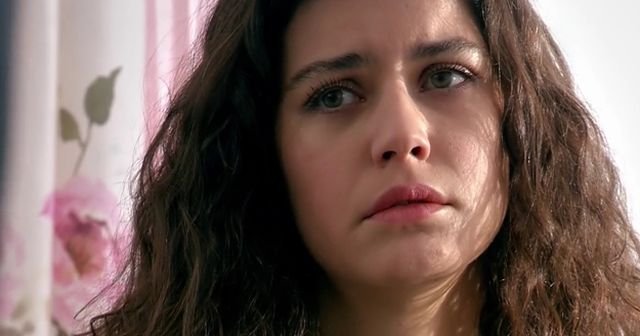 Beren Saat&#039;e kötü haber