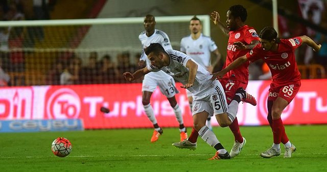 Beşiktaş deplasmanda Antalyaspor&#039;u farklı yendi