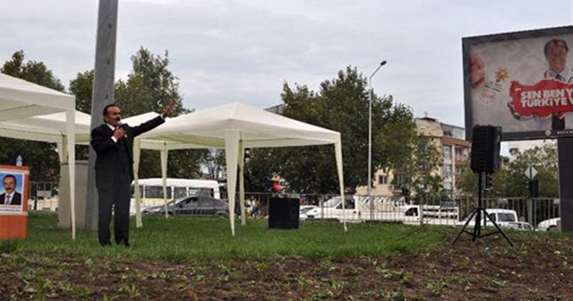 Boş meydanda tek kişilik miting