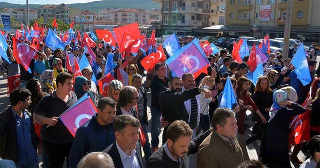 Broşür dağıtan AK Partililere saldırı protesto edildi