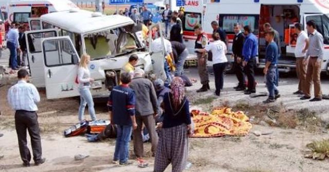 Burdur'da trafik kazası, 3 ölü, 14 yaralı