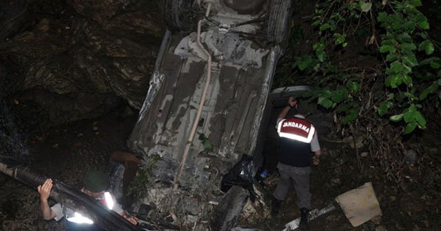 Bursa&#039;da otomobil dereye uçtu, 4 yaralı