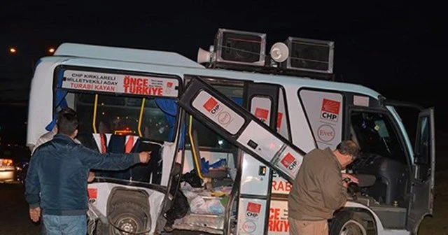 CHP'lileri taşıyan minibüs kaza yaptı