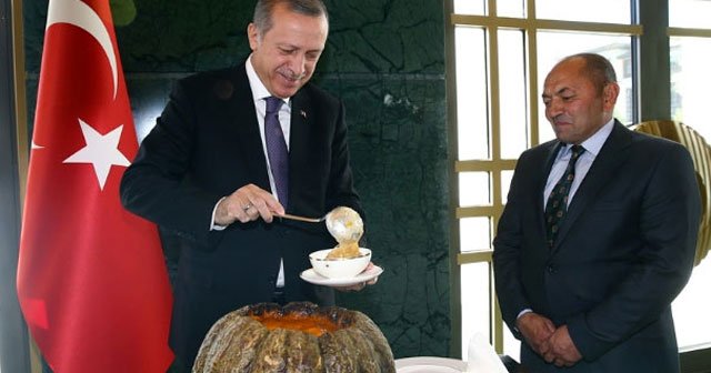 Cumhurbaşkanı Erdoğan aşure ikram etti