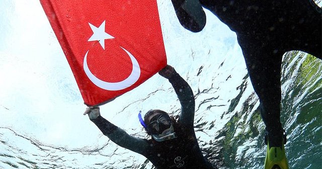 Cumhuriyet Bayramı&#039;nı su altında kutladı