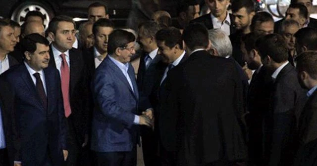 Davutoğlu Eyüp Sultan’da sabah namazı kıldı