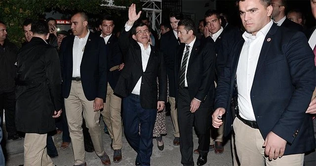 Davutoğlu'ndan Sinan Şamil Sam'ın ailesine taziye ziyareti