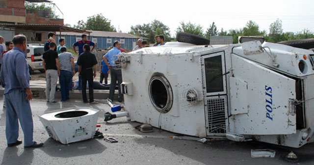 Diyarbakır&#039;da feci kaza! 1&#039;i ağır 3 polis yaralı