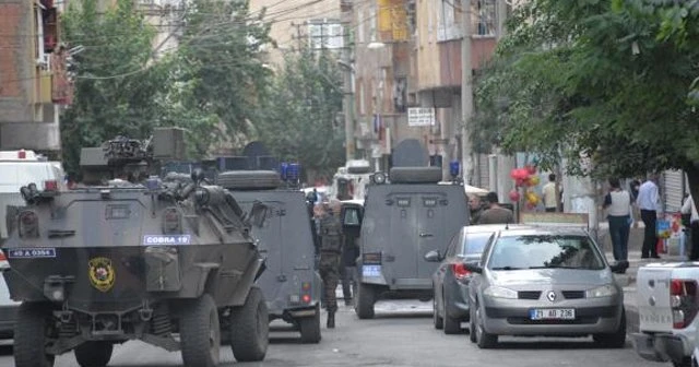 Diyarbakır'da polisin baskın düzenlediği evden ateş açıldı