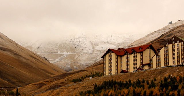 Erzurum Palandöken&#039;e mevsimin ilk karı yağdı