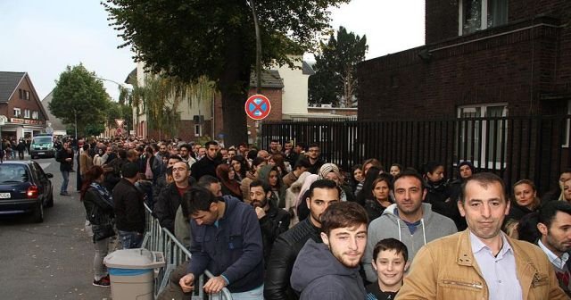 Haftasonu Almanya&#039;daki sandıklarda kuyruk oluştu