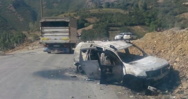 Hakkari&#039;de elektrik şirketine ait araçlar yakıldı