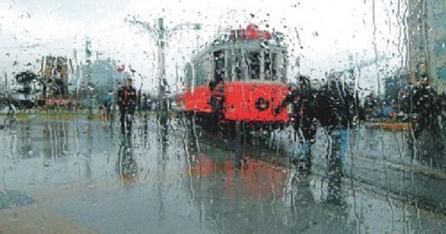 İstanbul&#039;a beklenen yağmur sabah saatlerinde geldi