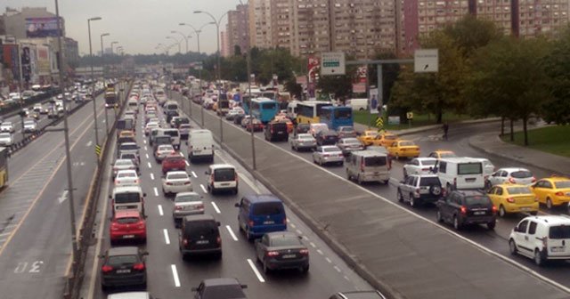 İstanbul&#039;da yağmur trafiği olumsuz etkiledi